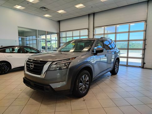 Used 2025 Nissan Pathfinder SV AWD/4WD image 5