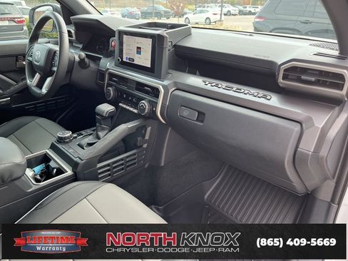 Used 2024 Toyota Tacoma TRD Off-Road image 29
