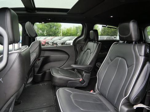 Used 2025 Chrysler Pacifica Limited FWD image 11