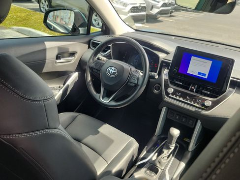 Used 2023 Toyota Corolla Cross XLE image 14