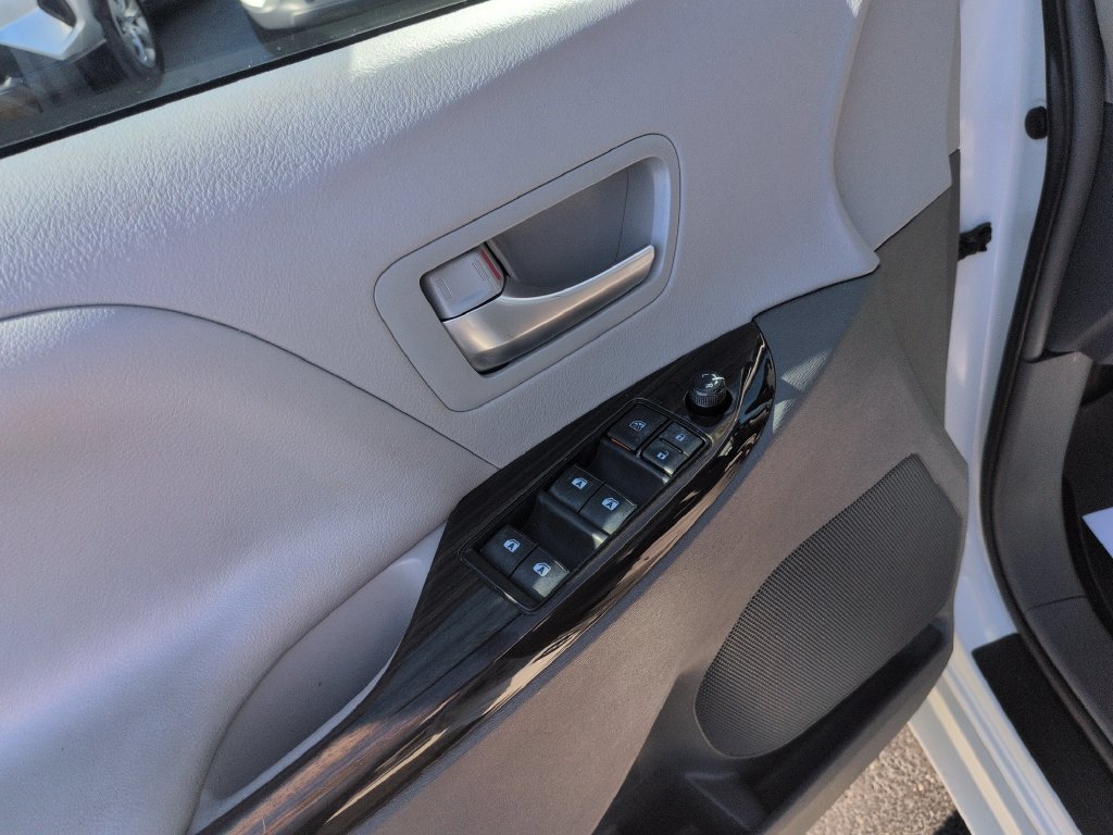 Used 2017 Toyota Sienna FWD image 11