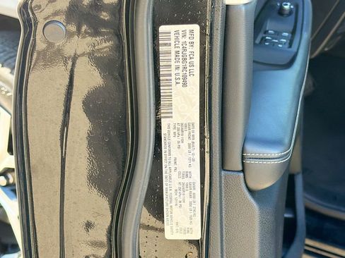 Used 2024 Jeep Grand Cherokee Limited image 46