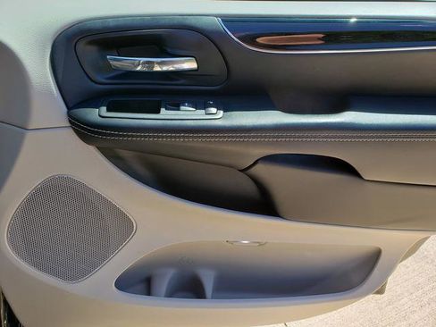 Used 2016 Dodge Grand Caravan SE image 18