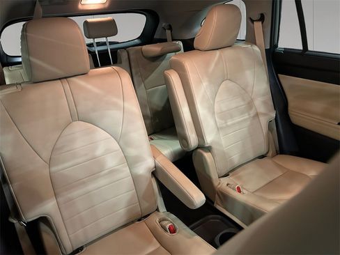 Used 2025 Toyota Highlander XLE image 18
