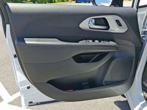 Used 2025 Chrysler Pacifica Limited FWD image 12