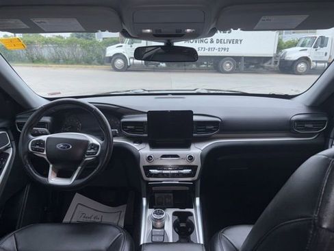 Used 2023 Ford Explorer XLT w/ Equipment Group 202A AWD/4WD image 17