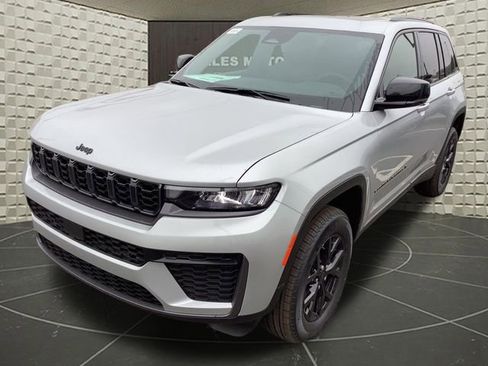 New 2026 Jeep Grand Cherokee Altitude AWD/4WD image 4