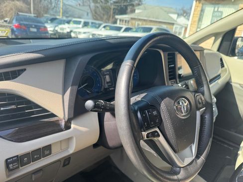 Used 2017 Toyota Sienna XLE image 19