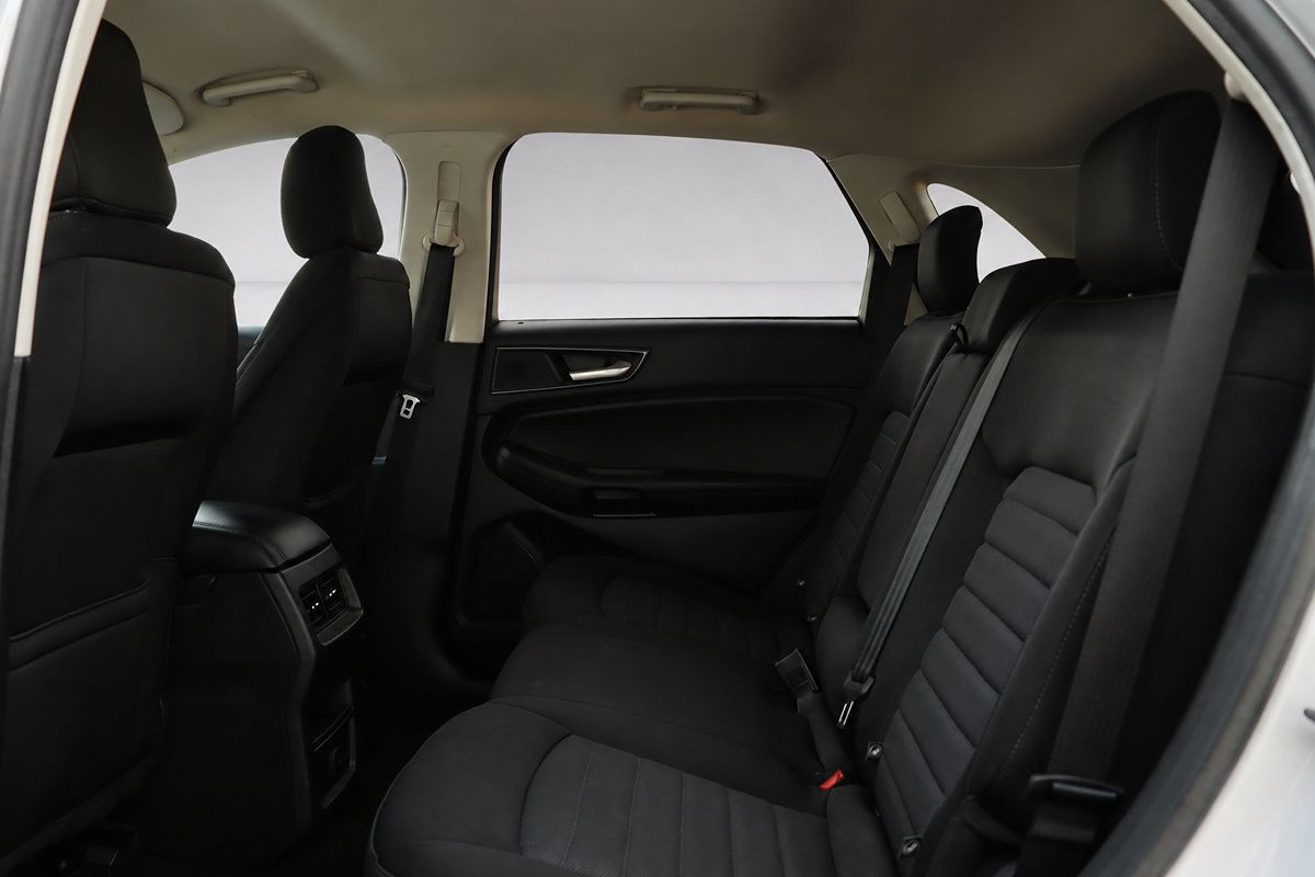 Used 2020 Ford Edge SE FWD image 17