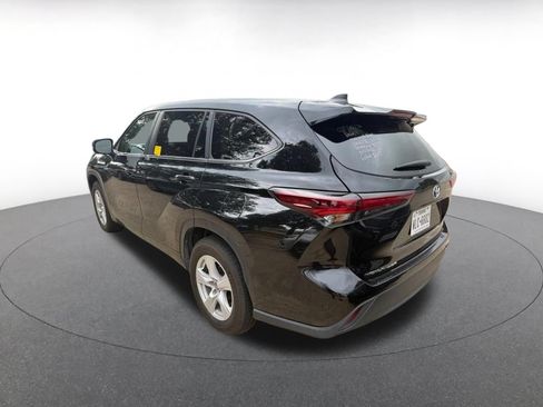 Used 2025 Toyota Highlander LE FWD image 3