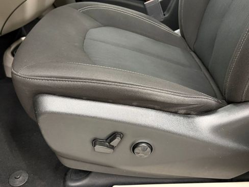 Used 2022 Chrysler Voyager LX FWD image 12