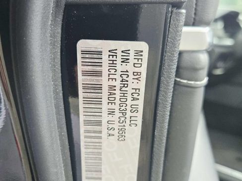 Used 2023 Jeep Grand Cherokee Overland w/ Luxury Tech Group IV AWD/4WD image 38
