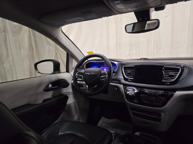 Used 2020 Chrysler Pacifica Touring-L Plus FWD image 30