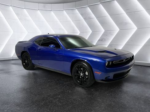 Used 2021 Dodge Challenger SXT image 1