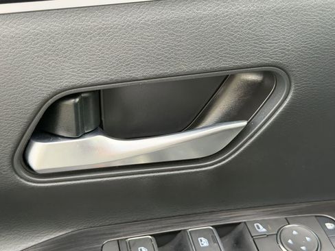 Certified 2025 Nissan Kicks SR image 9