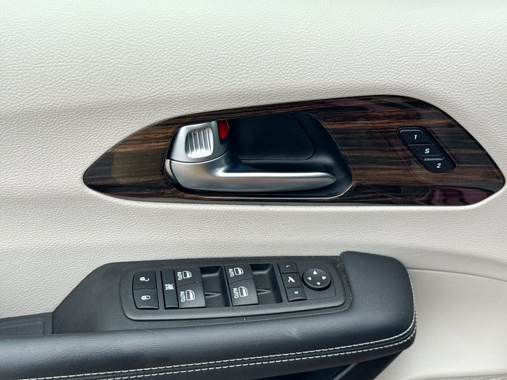 Used 2023 Chrysler Pacifica Limited AWD/4WD image 22