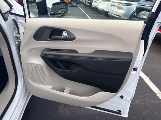 Certified 2024 Chrysler Pacifica Touring-L FWD image 24
