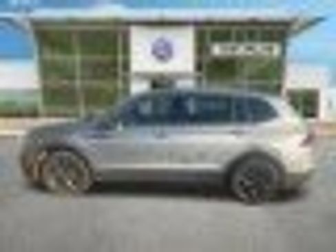 Used 2024 Volkswagen Tiguan SE image 6