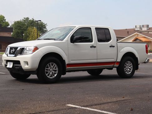 Used 2017 Nissan Frontier SV w/ SV Value Truck Package AWD/4WD image 11