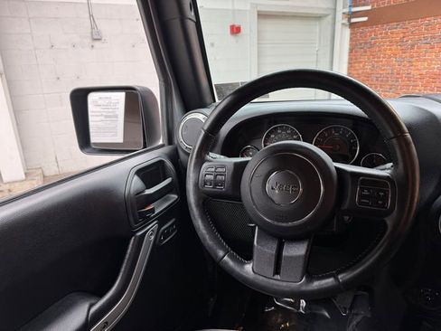 Used 2017 Jeep Wrangler Unlimited Sahara w/ Connectivity Group image 13