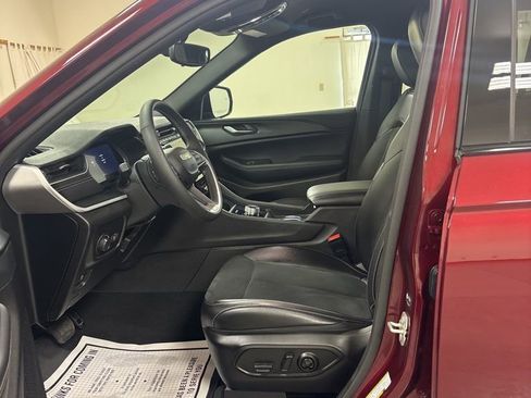 Used 2024 Jeep Grand Cherokee Altitude AWD/4WD image 9