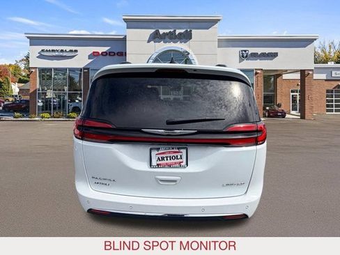 Certified 2023 Chrysler Pacifica Limited FWD image 6
