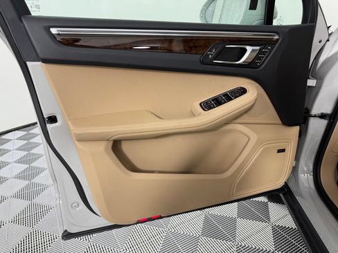 Certified 2026 Porsche Macan AWD/4WD image 25