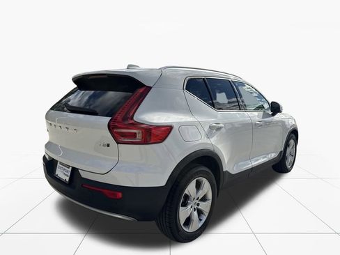 Used 2019 Volvo XC40 T5 Momentum image 9