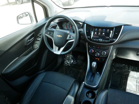 Used 2020 Chevrolet Trax LT w/ LT Convenience Package AWD/4WD image 9