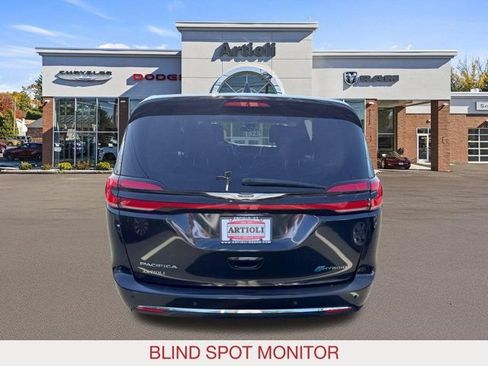 Used 2023 Chrysler Pacifica Touring-L FWD image 6