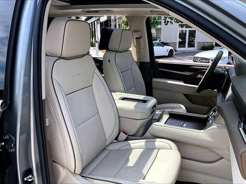 Used 2023 GMC Yukon Denali w/ Advanced Technology Package image 9