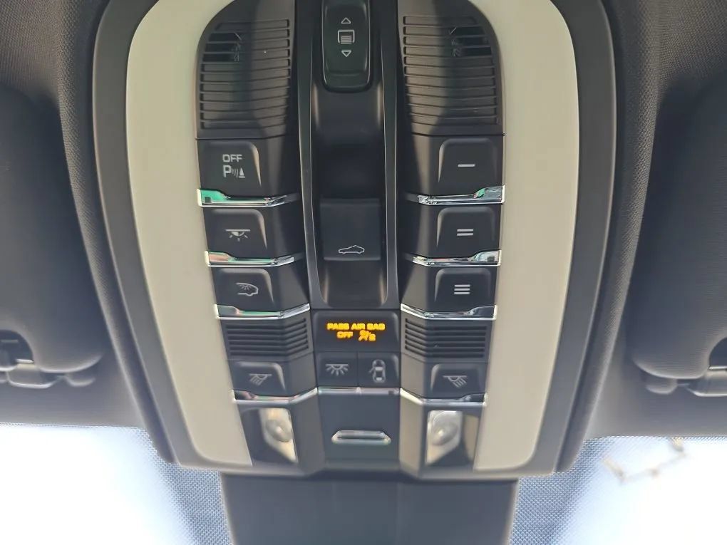 Used 2017 Porsche Cayenne AWD/4WD image 40