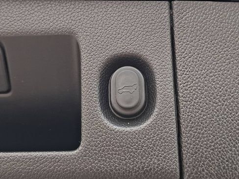 Used 2017 Chevrolet Tahoe Premier AWD/4WD image 32