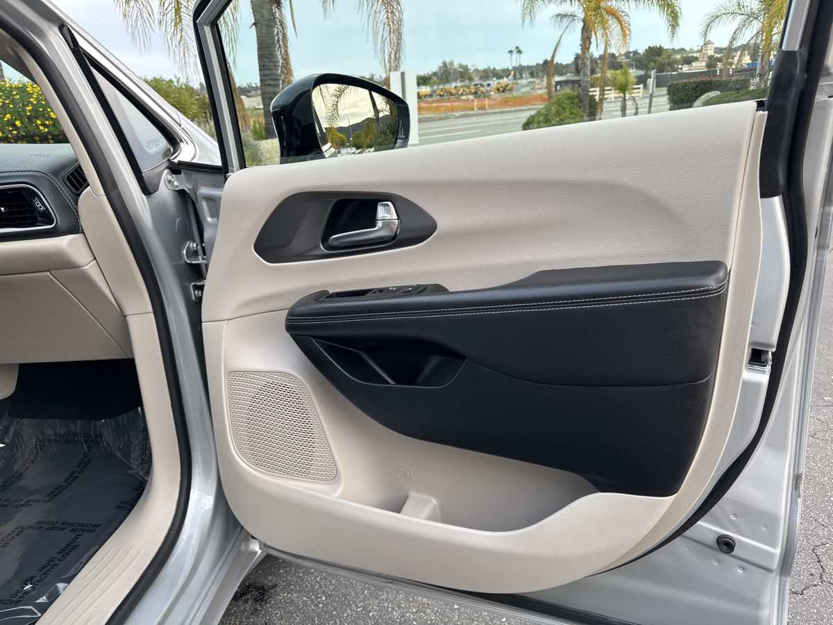 Used 2024 Chrysler Pacifica Limited FWD image 27