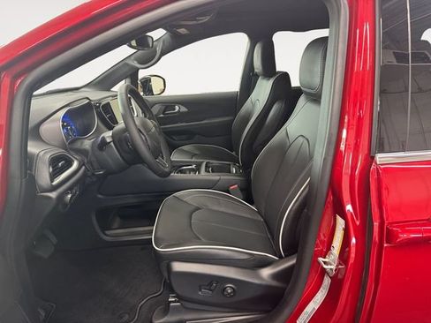 Used 2027 Chrysler Pacifica Limited FWD image 8