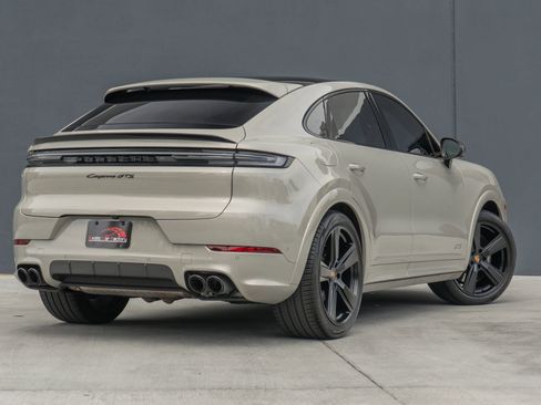 Used 2025 Porsche Cayenne GTS AWD/4WD image 7