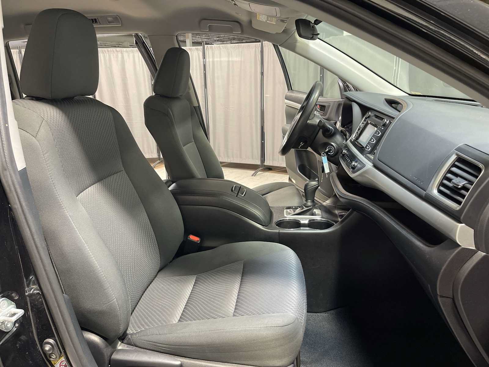 Used 2019 Toyota Highlander LE AWD/4WD image 14