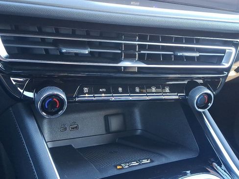 New 2026 Chevrolet Traverse LT image 16