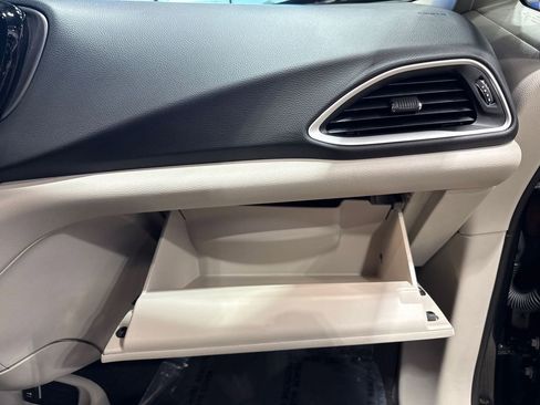 Used 2023 Chrysler Pacifica Touring-L FWD image 62