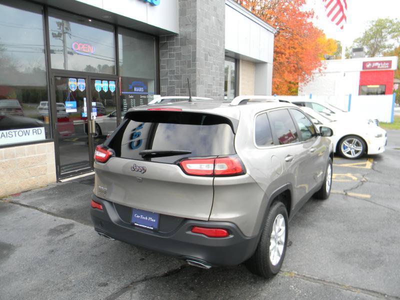 Used 2017 Jeep Cherokee Latitude w/ Comfort/Convenience Group AWD/4WD image 6