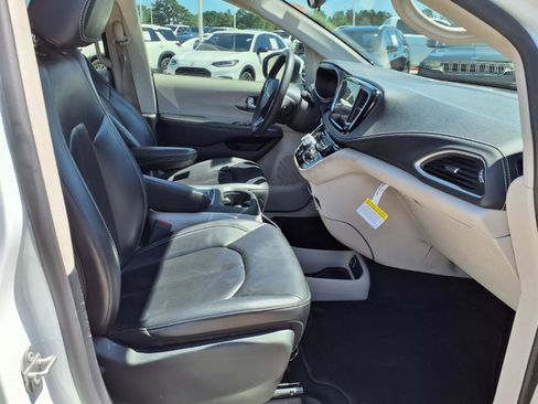 Used 2023 Chrysler Pacifica Touring-L FWD image 18