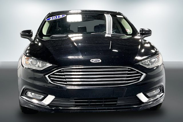 Used 2018 Ford Fusion SE w/ Equipment Group 201A FWD image 2