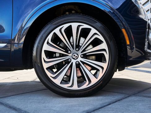 Used 2021 Bentley Bentayga image 19