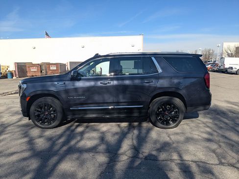 Used 2023 GMC Yukon SLT w/ SLT Premium Package image 9