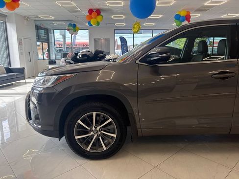 Used 2017 Toyota Highlander XLE AWD/4WD image 6