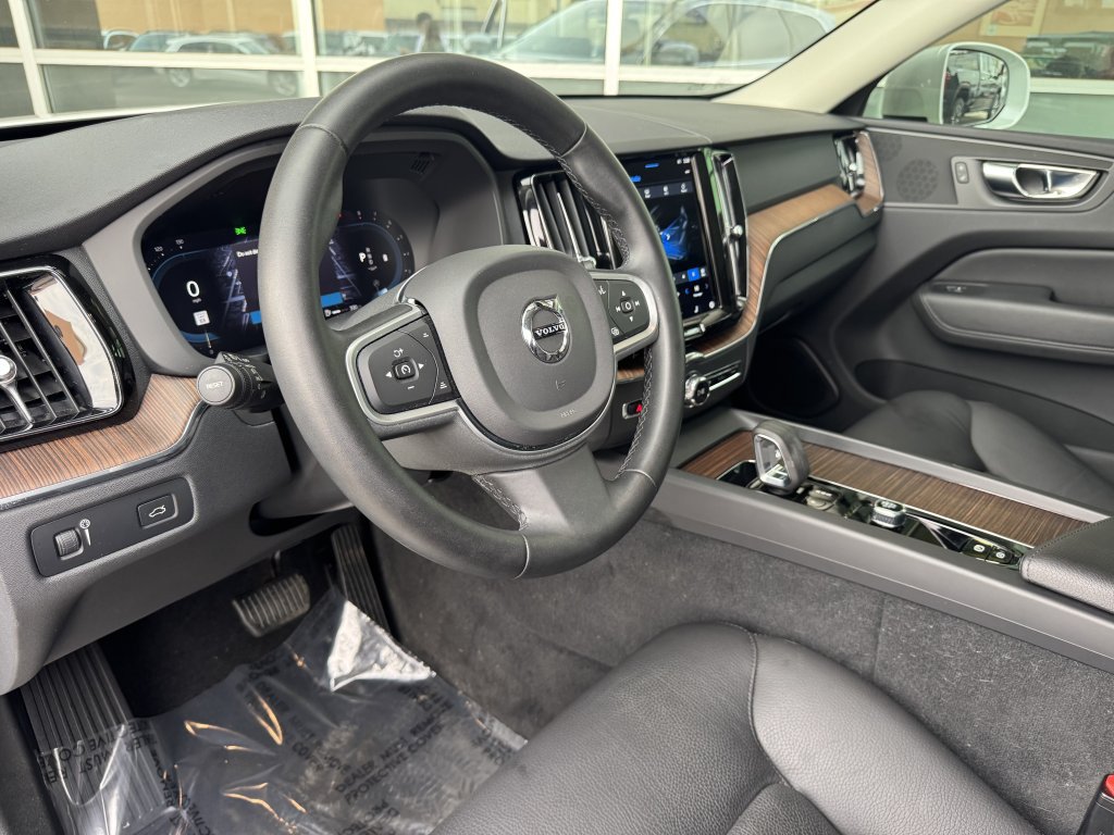 Used 2022 Volvo XC60 B5 Momentum w/ Climate Package AWD/4WD image 33