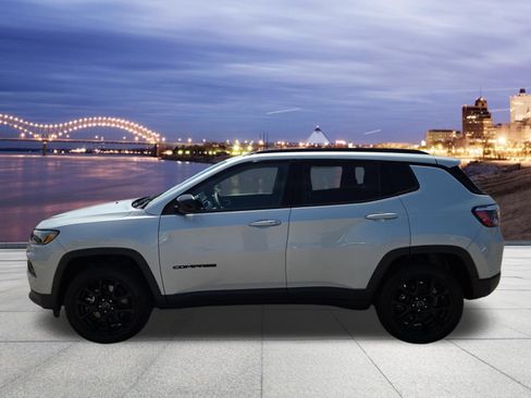 Used 2026 Jeep Compass Latitude image 2
