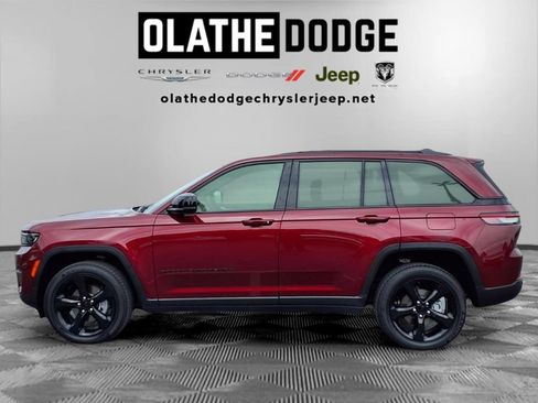 Used 2023 Jeep Grand Cherokee Altitude AWD/4WD image 19