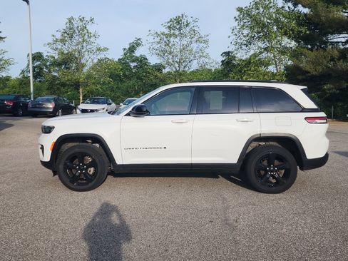 Used 2024 Jeep Grand Cherokee Altitude AWD/4WD image 4