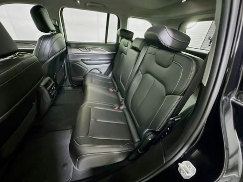 Used 2023 Jeep Grand Cherokee Limited image 27